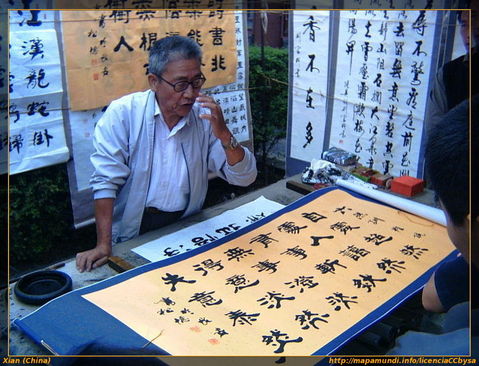 Calígrafo en un mercadillo en Xian.