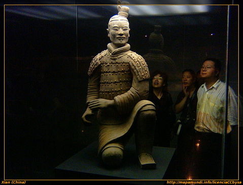 Guerrero de terracota expuesto en el museo. Xian.